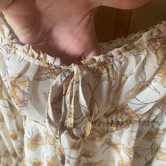 Astr The Label Andromeda Floral Blouse Size Medium - Picture 4 of 8